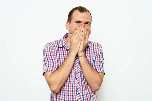 Adam Gülüyor Ağzını Kapatıyor — Stok fotoğraf