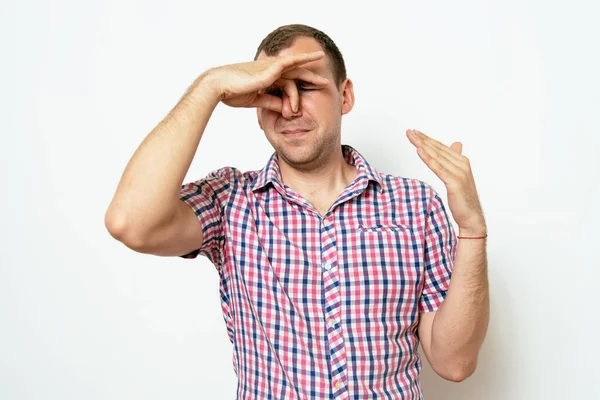 Leş gibi kokuyor. Adamın burnunu kapatır.