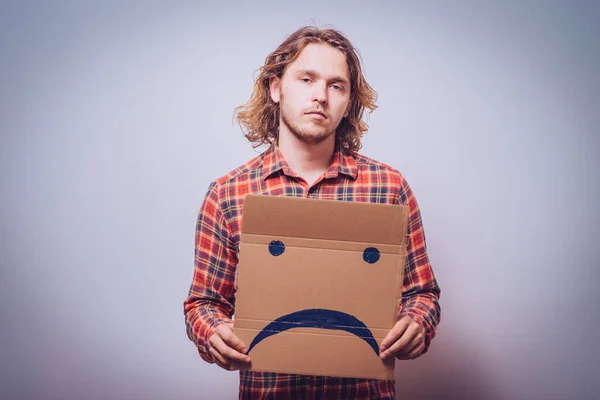 Hombre Sosteniendo Una Foto Con Una Sonrisa Infeliz — Foto de Stock