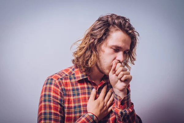 Gri arka plandaki adam