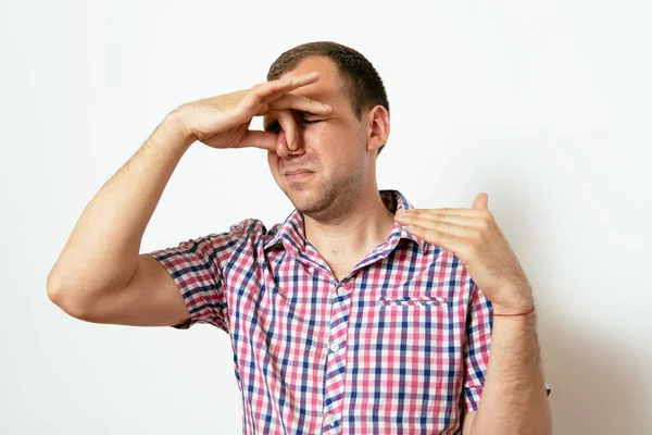 Leş gibi kokuyor. Adamın burnunu kapatır.