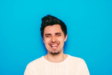 Stüdyo arka planında gülümseyen adam 