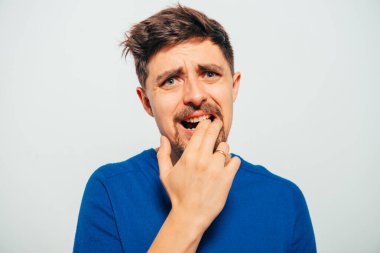 Adam tırnaklarını yiyor.