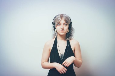 Stüdyoda kulaklık takan bir kadın.