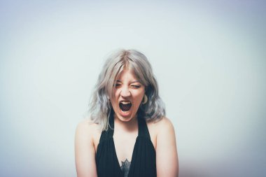 Stüdyonun arka planında kızgın çığlık atan kadın.