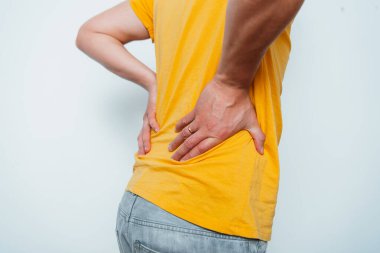 Stüdyo geçmişine karşı sırt ağrısı olan bir adam.