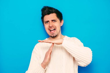 Bir adam ellerini gösterir Mola durdurur.