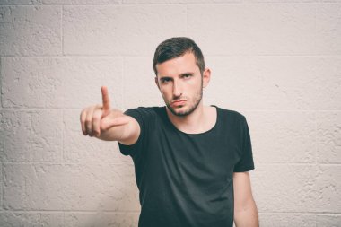 Genç Avrupalı erkek model dijital dokunmatik ekranı zorluyor .