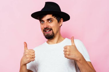 Adam baş parmağını gösteriyor.