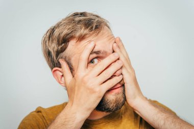 Parmaklarından İzle.