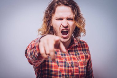 Stüdyo arka plandaki adam