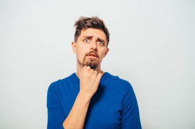 Adam stüdyo geçmişine karşı düşünüyor.