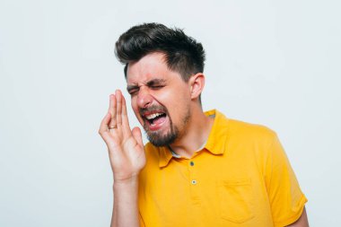 Birilerini ara. Stüdyo geçmişine karşı adam 