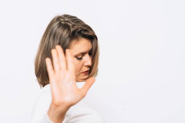 Stüdyo geçmişine jest yapan kızı durdurun.