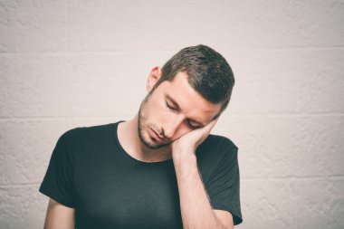 Uyu. Stüdyo geçmişine karşı adam