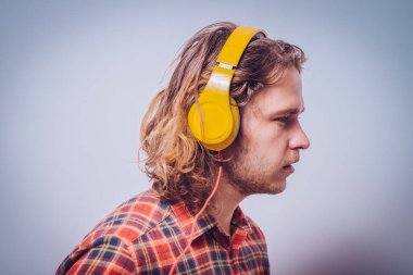 Stüdyo arka plandaki adam