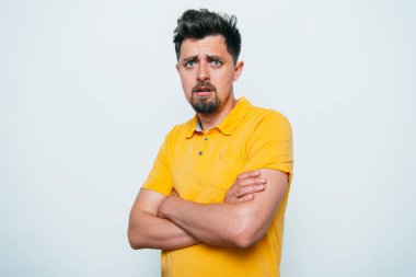 Kollarını kavuşturmuş bir adamın portresi.