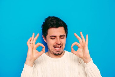 Adam her şeyin yolunda olduğunu gösterir, merak etme. Her şey yolunda. Jest yap. Portreyi kapat.