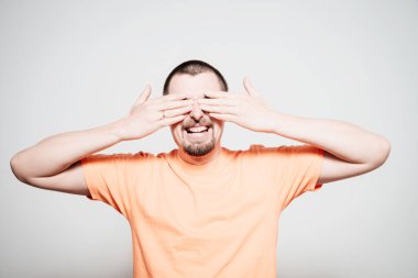 Erkekler gözlerini onun elleriyle kapatır.