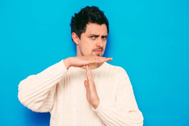 Bir adam ellerini gösterir Mola durdurur.