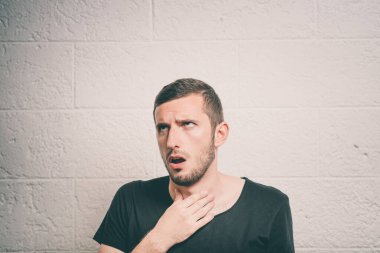 Boğazı ağrıyan adam stüdyo geçmişine karşı