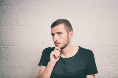 Adam stüdyo geçmişine karşı düşünüyor.