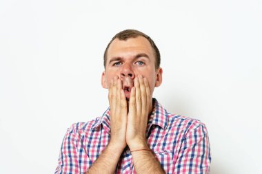 Kafasını elinde tutan genç bir iş adamı