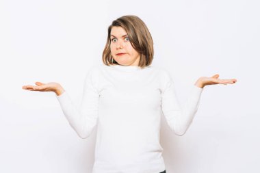 Kız ellerini havaya kaldırıyor.