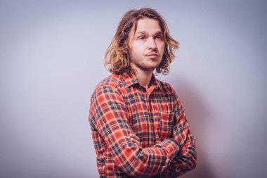 Stüdyo arka planında bir adamın portresi 