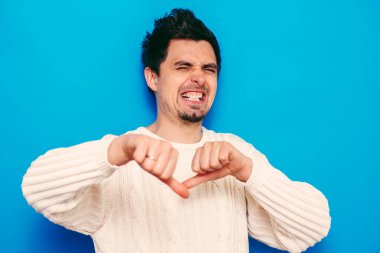 Adam baş parmak hareketi gösteriyor.