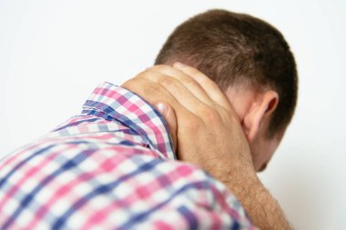 Boyun ağrısı. Arka plandaki adam stüdyo geçmişine karşı