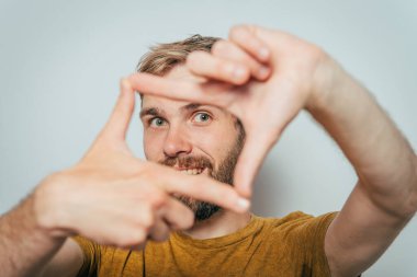 Adam çerçeve eli yapıyor