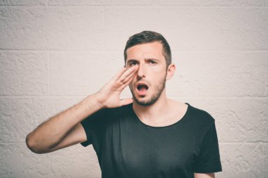 Birilerini ara. Stüdyo geçmişine karşı adam