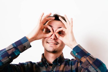 Adam elleriyle dürbün yapıyor.