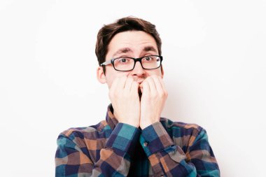 Adam tırnaklarını yiyor.