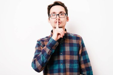 Adam parmağını onun dudaklarına koydu.