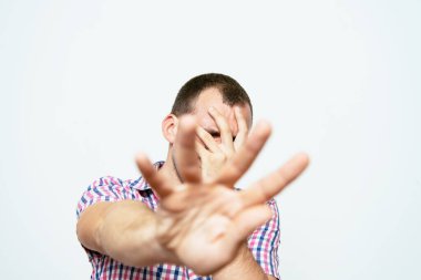 Adam korkudan korkuyor.