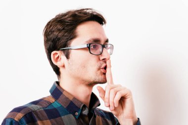 Adam parmağını onun dudaklarına koydu.