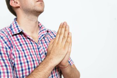 Stüdyo arka plandaki adam