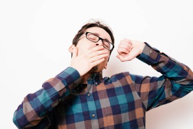 Stüdyo arka plandaki adam