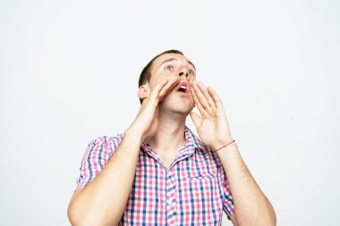 Stüdyo arka plandaki adam