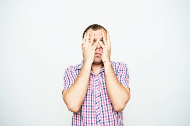 Kafasını elinde tutan genç bir iş adamı