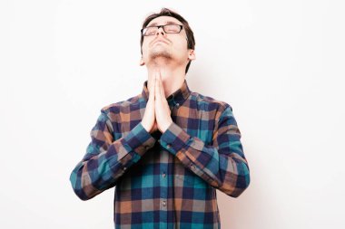 Stüdyoda poz veren adam