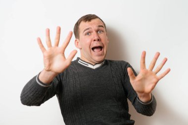 Adam korkudan korkuyor.