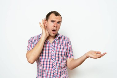 Kulak misafiri olur, dinlemeye çalışır..