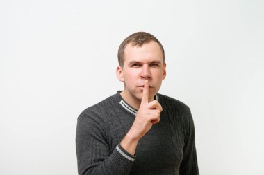 Adam parmağını onun dudaklarına koydu.