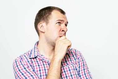 Adam tırnaklarını yiyor.