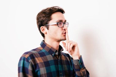 Adam parmağını onun dudaklarına koydu.