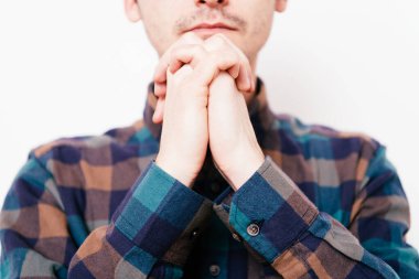 Stüdyoda poz veren adam