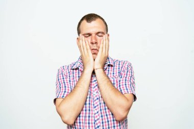 Kafasını elinde tutan genç bir iş adamı